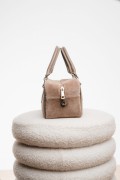Moscovi Cove Bag – Skórzana torba damska w kolorze beżowym z boku.